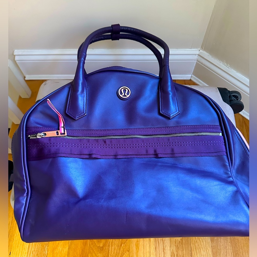 Lululemon Sweat Once A Day Yoga/Overnight Bag. Exterior: purple. Interior: pink